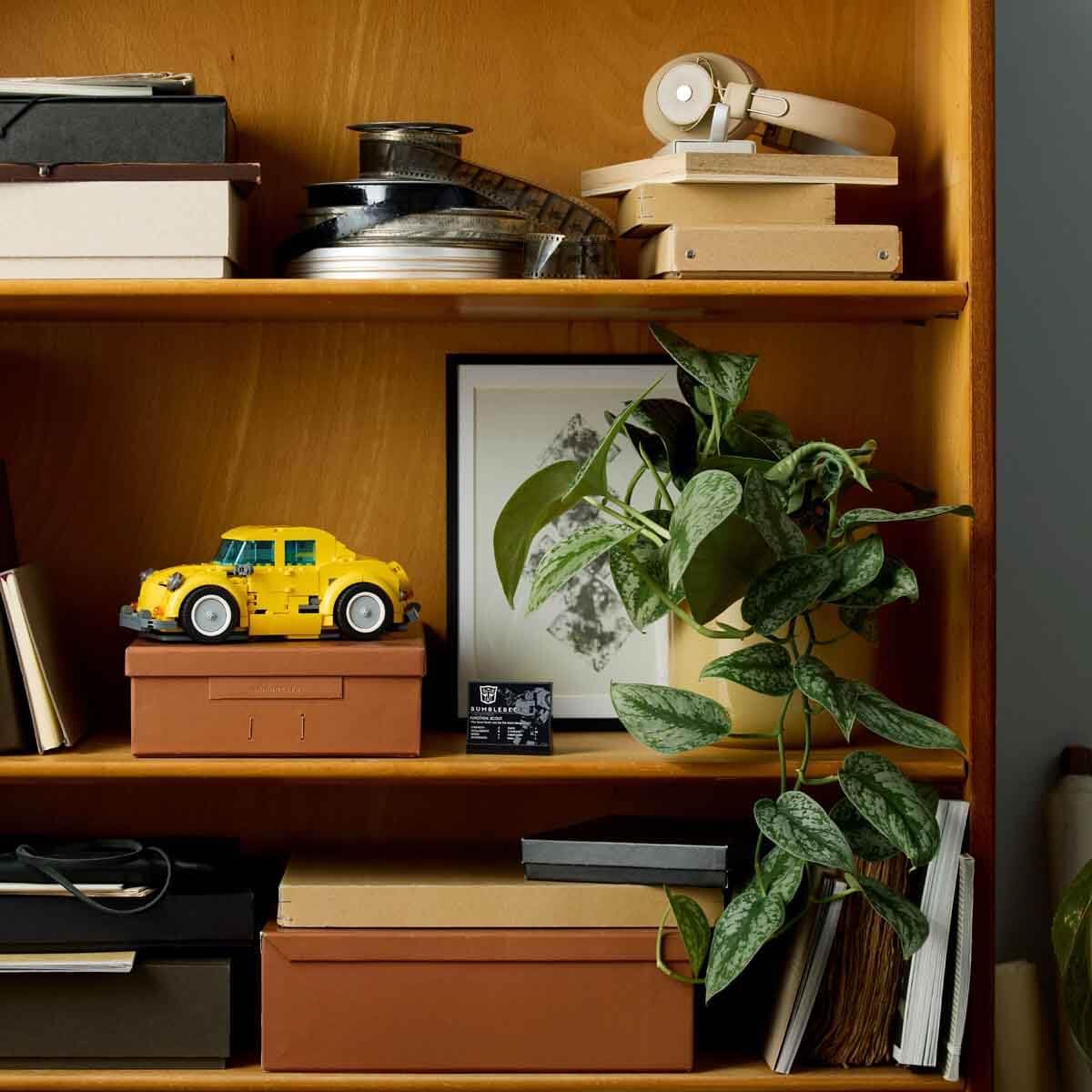 LEGO Icons Transformers Bumblebee, Roboter-Actionfigur für Erwachsene zum Sammeln, Bauset zum Film für Science-Fiction-Fans, lässt Sich in EIN Auto umbauen, Abenteuer-Spielzeug 10338