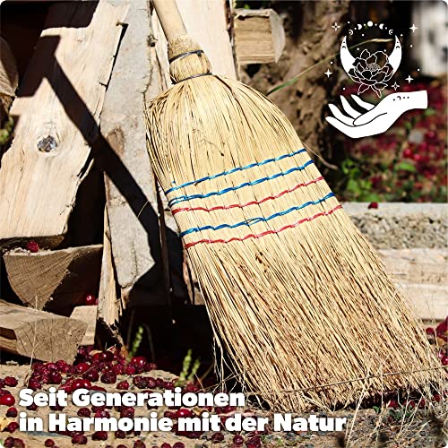 KADAX Reisstrohbesen, Reisigbesen, Besen mit langem Stiel aus Holz, funktionaler Strohbesen, Besen aus Sorgogras, Hexenbesen, Hofbesen aus Reisstroh (L: 140 cm)