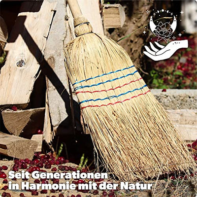 KADAX Reisstrohbesen, Reisigbesen, Besen mit langem Stiel aus Holz, funktionaler Strohbesen, Besen aus Sorgogras, Hexenbesen, Hofbesen aus Reisstroh (L: 140 cm)