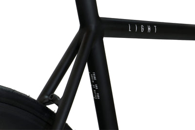 FabricBike Light - Fixed Gear Fahrrad, Single Speed Fixie Starre Nabe, Aluminium Rahmen und Gabel, Räder 28", 4 Farben, 3 Größen, 9.45 kg (Größe M) (L-58cm, Light Matte Black)
