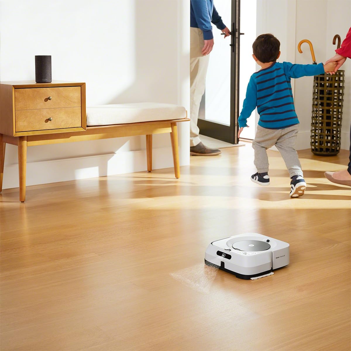 iRobot Braava Jet m6 (m6138) Wischroboter mit Präzisions-Sprühstrahl, Nasswischen und Trockenfegen, Kompatibel mit Sprachassistenten, koppelbar mit Roomba, WLAN, Farbe: weiß/Silber