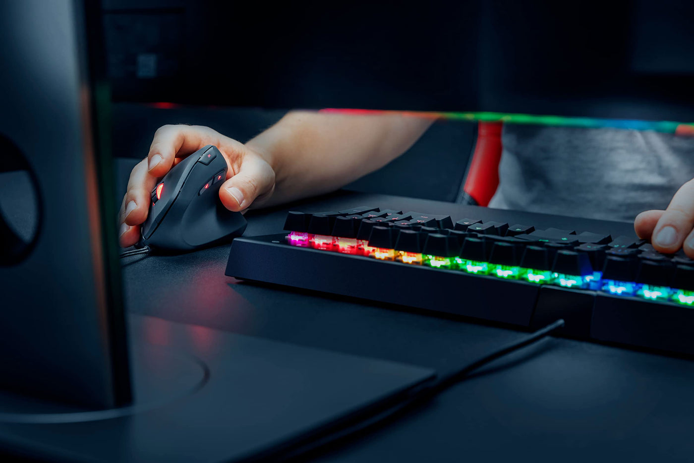 Trust Gaming GXT 144 Rexx Vertikale Gaming Maus, 10.000 DPI, 6-programmierbare Tasten, RGB LED-Beleuchtung, Ergonomisches Design Vorbeugung Gegen Mausarm/Tennisarm (RSI Syndrom) - Schwarz