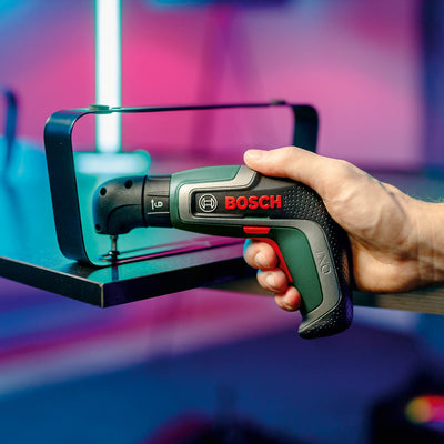 Bosch Akkuschrauber IXO (7. Generation; 3,6V; 2,0Ah; 5,5Nm; mit Mikro-USB-Kabel; Inklusive Winkel-Aufsatz; schraubt bis zu 190 Schrauben; im Karton) – Amazon Edition