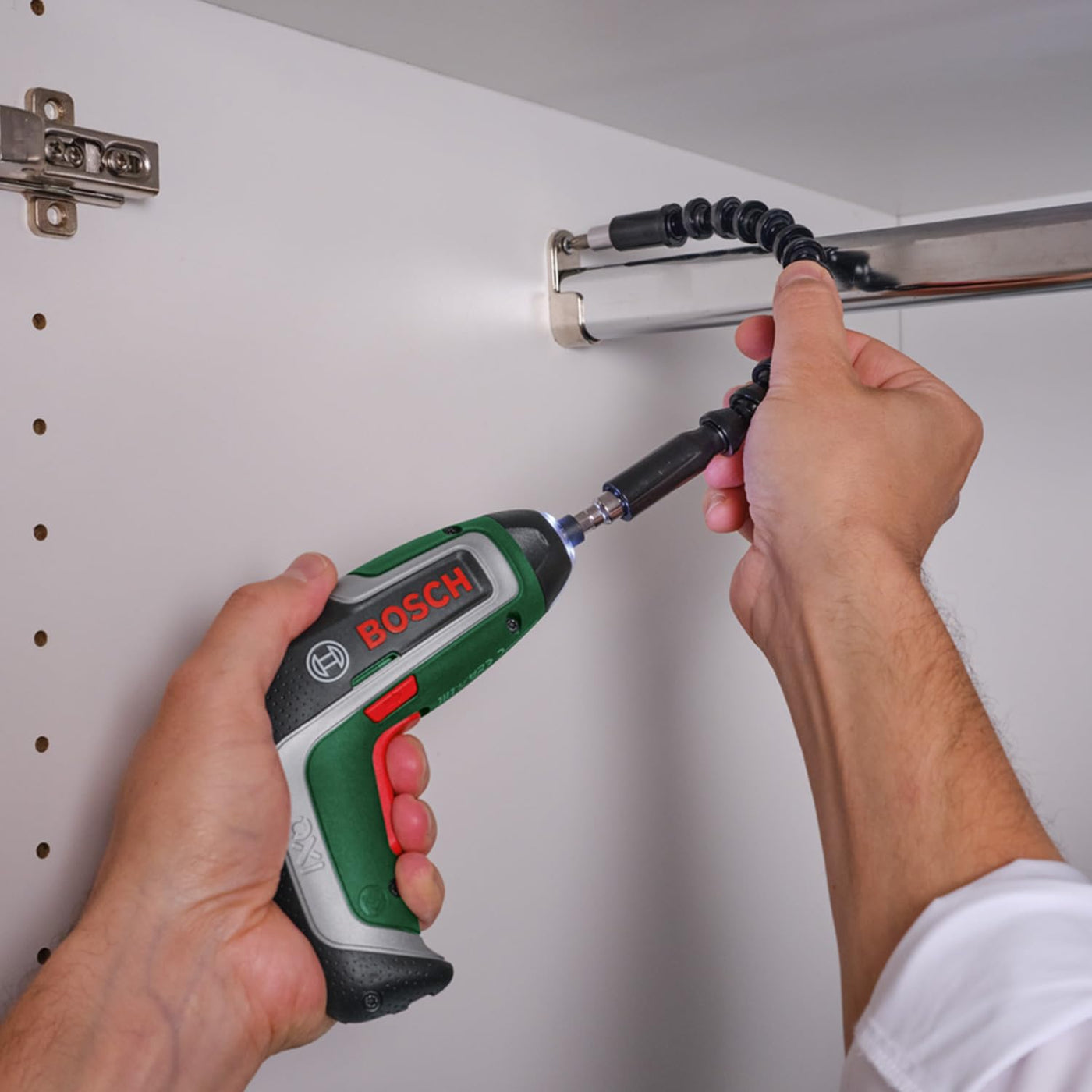 Bosch Kompakter Akku-Schrauber IXO, Flexi-Set (für flexibles Schrauben; 7. Generation; 3,6 V; 2,0 Ah; mit flexibler Erweiterung und Micro-USB-Kabel; Biegung bis 180°; 10 x Bit)