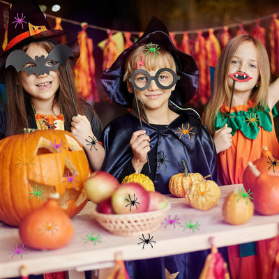 100 Stück Halloween Spinnen Deko - Halloween realistische Spinnen mit 5 Farben, Kunststoff kleine gefälschte Spinne Spielzeug Terror lustige Prank Requisiten für Halloween Party Dekorationen