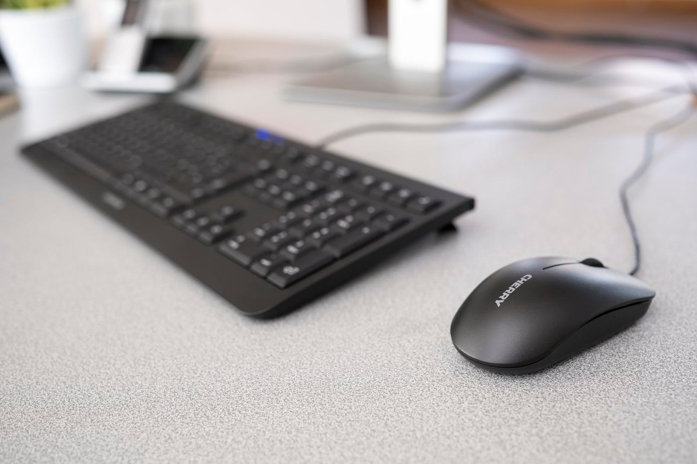 CHERRY DC 2000, Kabelgebundenes Tastatur-Maus-Set, UK-Layout (QWERTY), Plug & Play über je 1 USB-Anschluss, Flaches Design, Symmetrische Maus, Schwarz