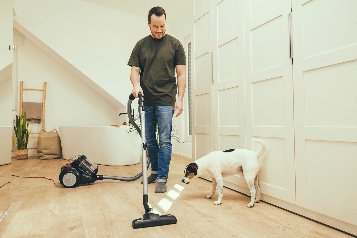 SEVERIN Beutelloser Zyklon-Staubsauger, Bodenstaubsauger für konstante Saugkraft, Staubsauger ohne Beutel mit 800 Watt und 9 m Aktionsradius, 2,1 L, schwarz-rot, CY 7089