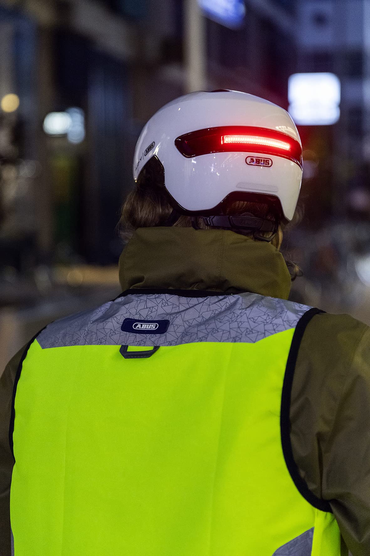 ABUS Urban Helm HUD-Y - mit magnetischem, aufladbarem LED-Rücklicht & Magnetverschluss - cooler Fahrradhelm für den Alltag - für Damen und Herren - Titan/Rot Matt, Größe M