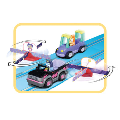 Carrera Bluey & Bingo Race 2,4m Rennstrecken-Set I 2 ferngesteuerte Fahrzeuge mit Bluey und Bingo I mit Handregler & Streckenteilen I Spielzeug für Kinder ab 3 Jahren