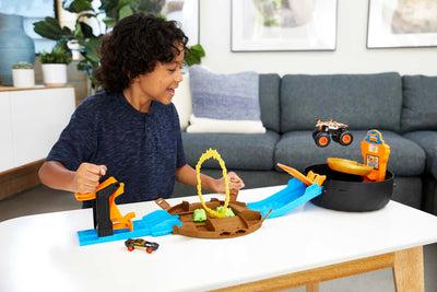 Hot Wheels Monster Trucks Stunt Reifen Spielset, enthält 3 Monster Trucks und 3 Fahrzeuge im Maßstab 1:64, Geschenk für Kinder im Alter von 4 bis 8 Jahren, HHY74
