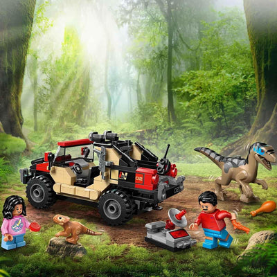 LEGO Jurassic World Raptor: Verfolgungsjagd mit dem Geländewagen – 2 Dinosaurier Figuren, Auto, 2 Minifiguren – Geschenk für Jungen und Mädchen ab 6 Jahren, Fans des Films „Die Wiedergeburt“ – 76972