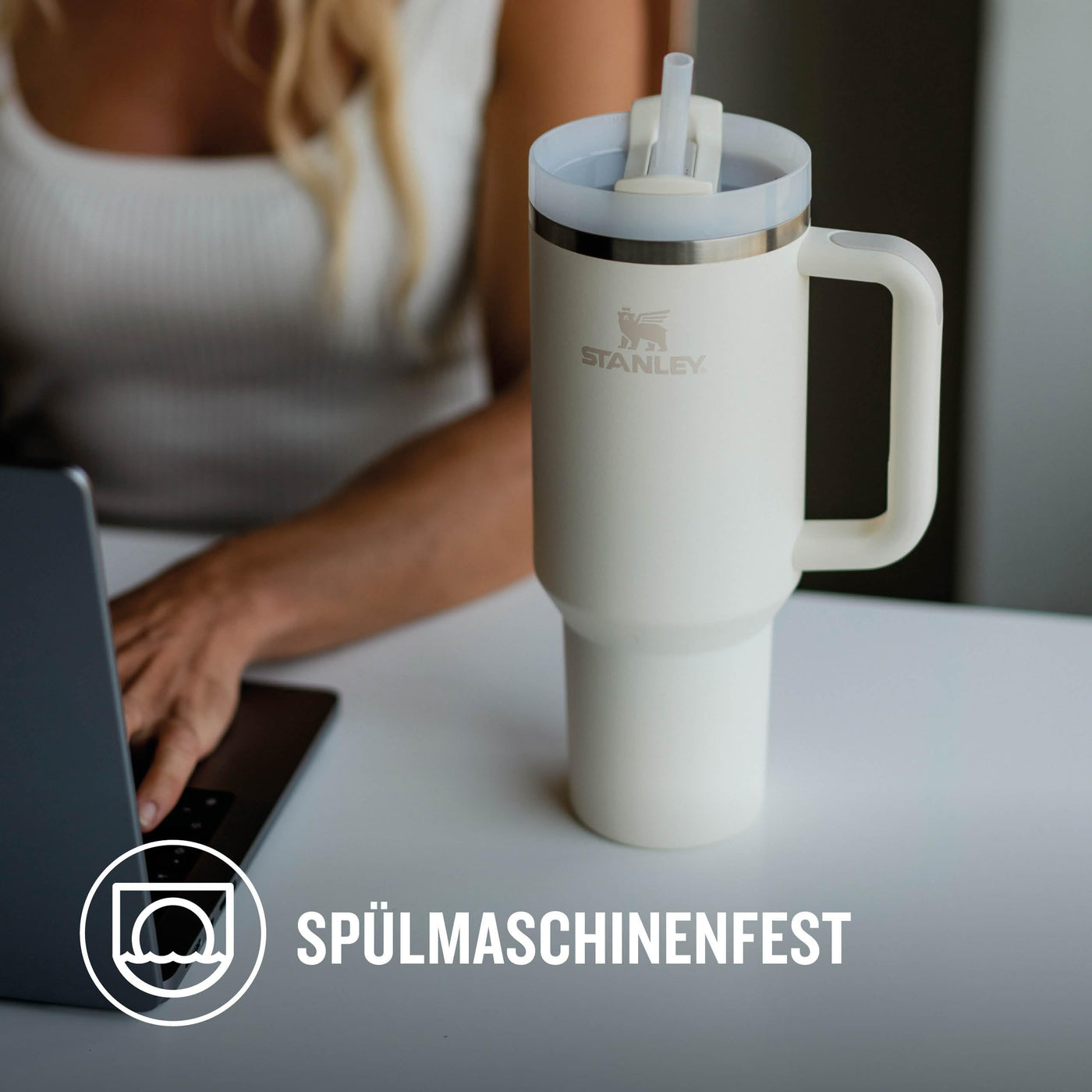 Stanley Quencher H2.0 FlowState Trinkflasche mit Strohhalm 1.2L - Thermobecher Kühlt 11 Stunden - 48 Stunden Eisgekühlt - Spülmaschinenfest - Thermosflasche BPA Frei - Kaffeebecher To Go - Cream