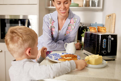 Russell Hobbs Toaster [für 2 Scheiben] Inspire Schwarz mit hochwertiger Hochglanz-Struktur (extra breite Toastschlitze, inkl. Brötchenaufsatz, 6 Bräunungsstufen + Auftau- & Aufwärmfunktion) 24371-56