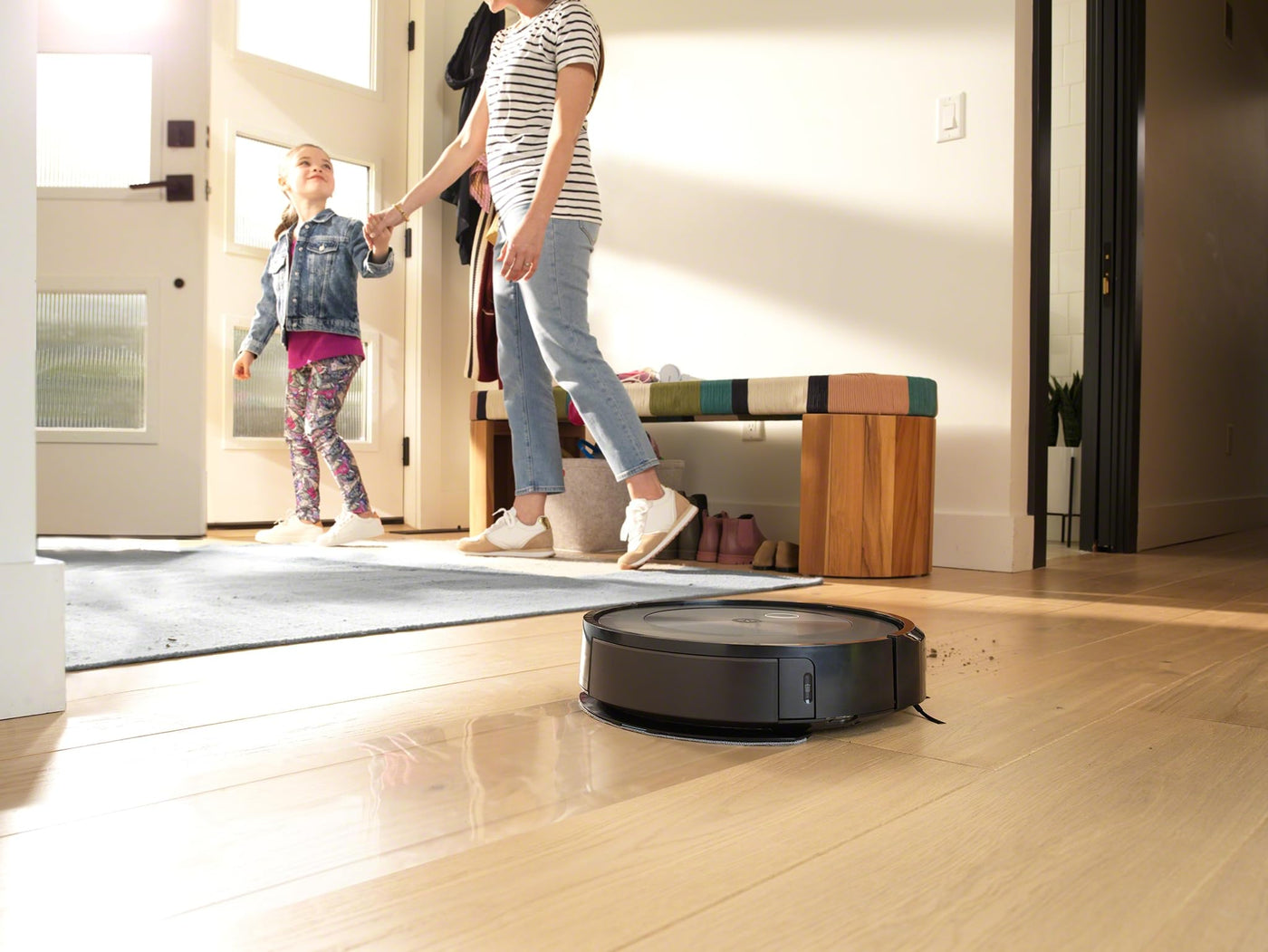 iRobot Roomba Combo j5+ (j5576) Saug- und Wischroboter, autom. Absaugstation, Kartierung, PrecisionVision Navigation, 4-Stufen-Reinigung, Objekterkennung und -vermeidung, Sprachassistentenkompatibel