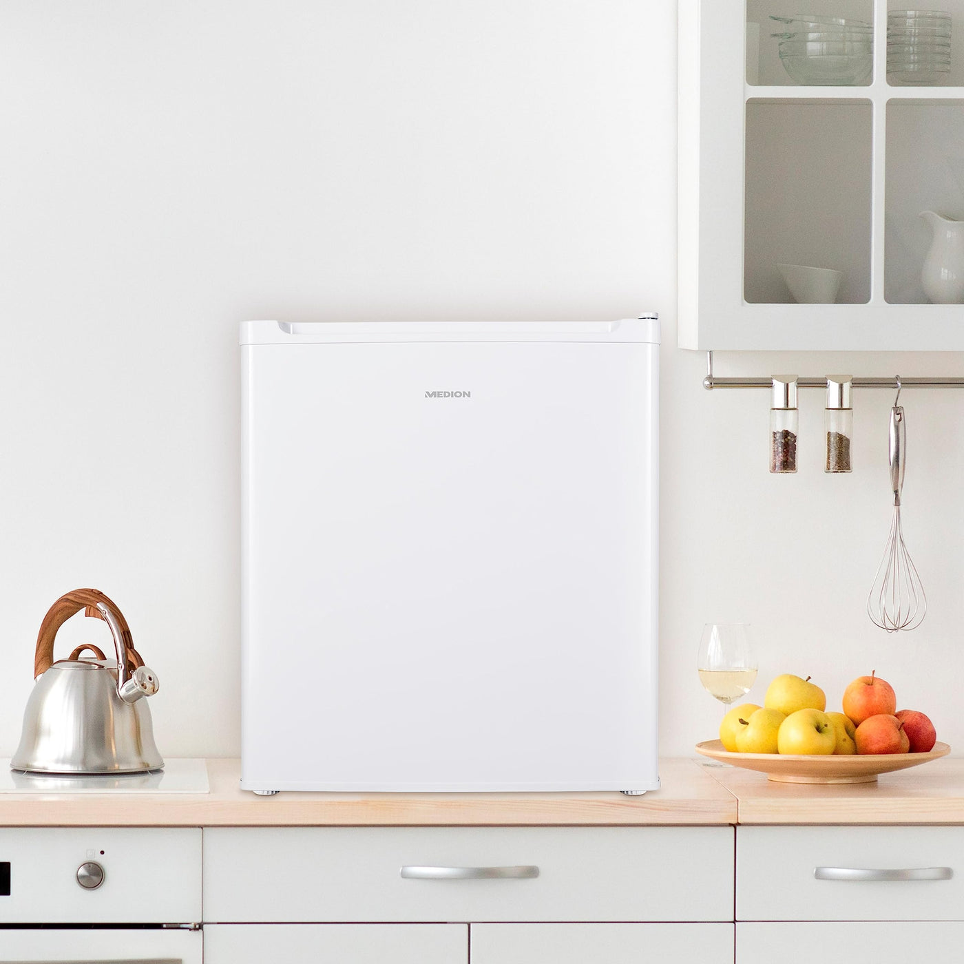 MEDION Mini Gefrierschrank (33 Liter Nutzinhalt, 51cm hoch, höhenverstellbare Füße, Griffmulde, manuelle Temperatureinstellung, Stern-Einstufung 4 Sterne, MD37675)