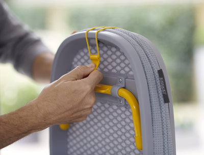 Joseph Joseph Pocket - Platzsparender faltbarer Bügeltisch, kompakte Tischplatte Bügeltisch mit Baumwollbezug, grau/gelb