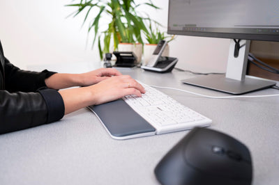 CHERRY KC 4500 ERGO, Ergonomische Tastatur, Deutsches Layout (QWERTZ), Kabelgebunden, Handballenauflage mit Memory-Schaum, Geschwungenes Tastenfeld, Weiß-Grau