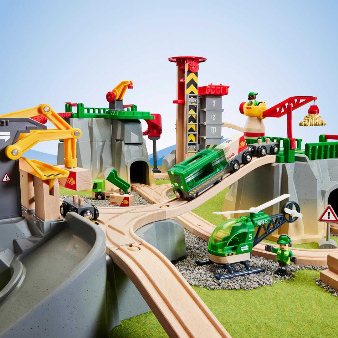BRIO World 36010 Gebirgs-Frachten Set Deluxe - Eisenbahn-Spaß auf Mehreren Ebenen mit viel Zubehör - Viele Spielmöglichkeiten durch frei kombinierbare Elemente - Empfohlen für Kinder ab 3 Jahren