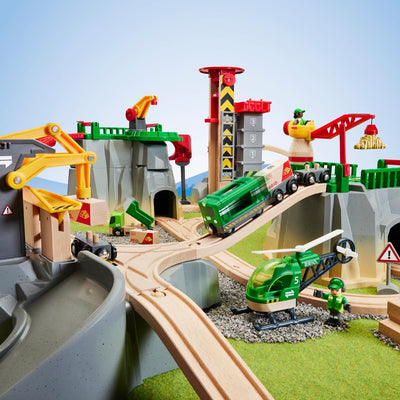 BRIO World 36010 Gebirgs-Frachten Set Deluxe - Eisenbahn-Spaß auf Mehreren Ebenen mit viel Zubehör - Viele Spielmöglichkeiten durch frei kombinierbare Elemente - Empfohlen für Kinder ab 3 Jahren