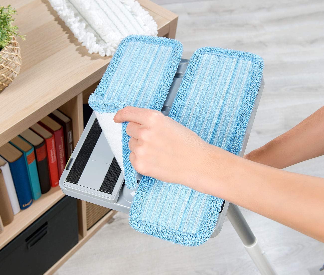 Sichler Haushaltsgeräte Akku Bodenwischer: Akku-Fußboden-Poliermaschine mit Sprüh-Funktion & LED-Licht, 900 Hz (Akku Wischmopp, Bohnermaschine, Haushaltshelfer)