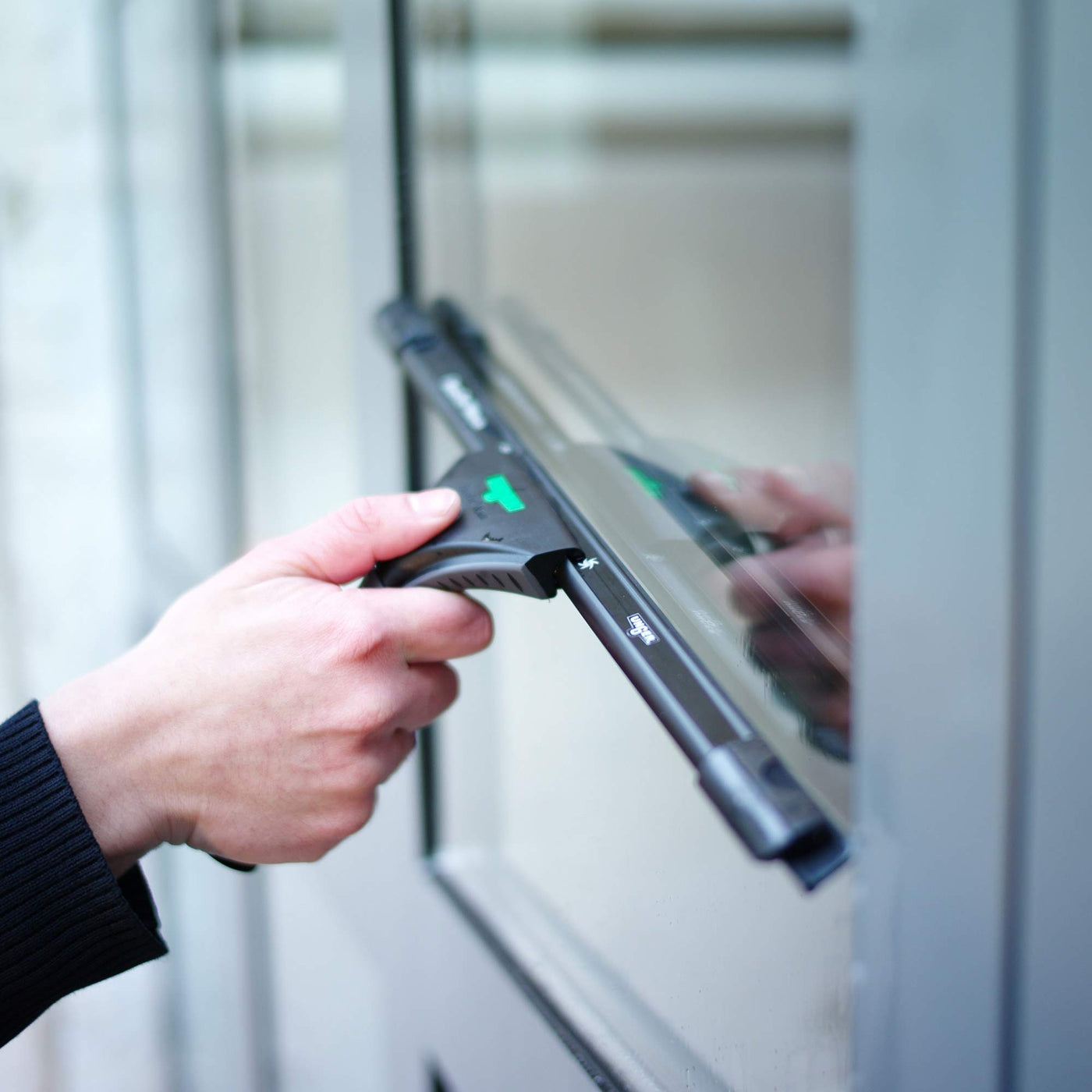 UNGER ErgoTec Ninja Fensterwischer 40° (Breite 45 cm, ergonomischer Griff, mit Soft-Gummi, Zwei Gummi Positionen, Fensterabzieher mit Schwenkfunktion) EN450