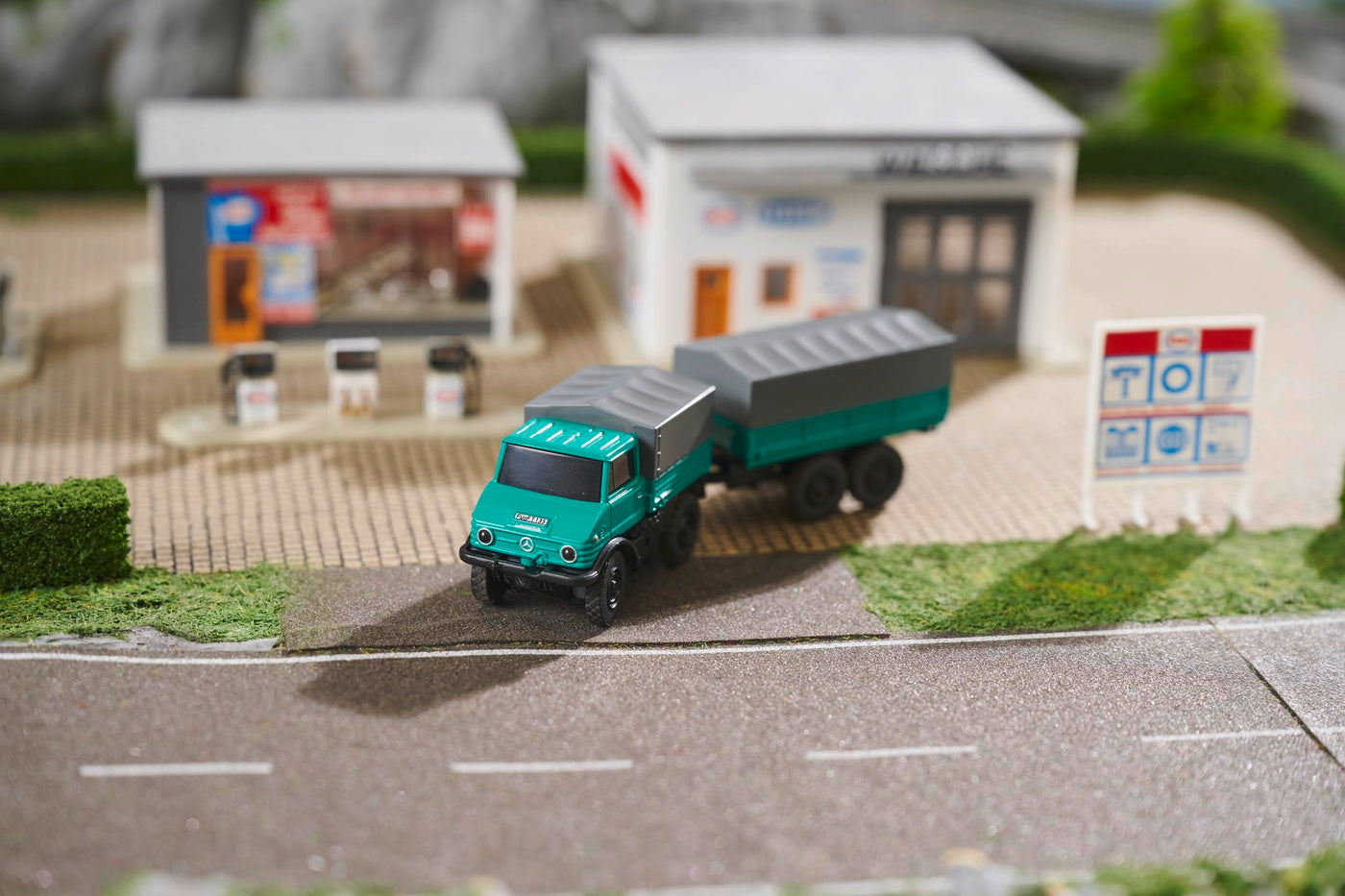 Carson 500504165 1:87 MB Unimog Forst mit Hänger 2.4GHz 100% RTR - Fahrfertiges Modell, RC Auto, H0 Auto,RC Modell,Diorama Fahrzeug