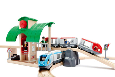 BRIO World 33512 Großes BRIO Bahn Reisezug Set - Eisenbahn mit Bahnhof, Schienen und Figuren - Kleinkinderspielzeug empfohlen ab 3 Jahren