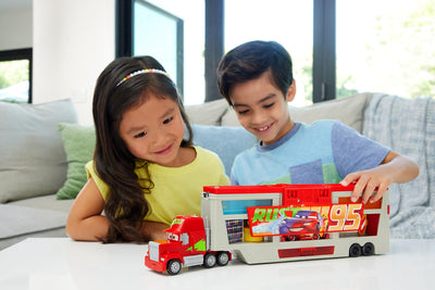 Mattel DISNEY Pixar Cars mobile Lackiererei Mack - Spielset mit Farbwechseleffekt, Lightning McQueen Spielzeugauto, Farbveränderung mit warmem und kaltem Wasser, für Kinder ab 4 Jahren, HPD82
