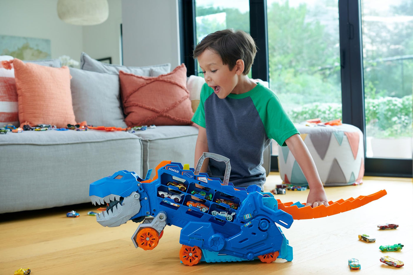 Hot Wheels Let's Race Netflix -2:1 Transporter zu T-Rex mit inkl. Autorennbahn, mit Beleuchtung und Geräuschen, inkl. 2 Spielzeugautos, Platz für 20 Autos, Hot Wheels Dino, Spielzeug ab 4 Jahre, HNG50