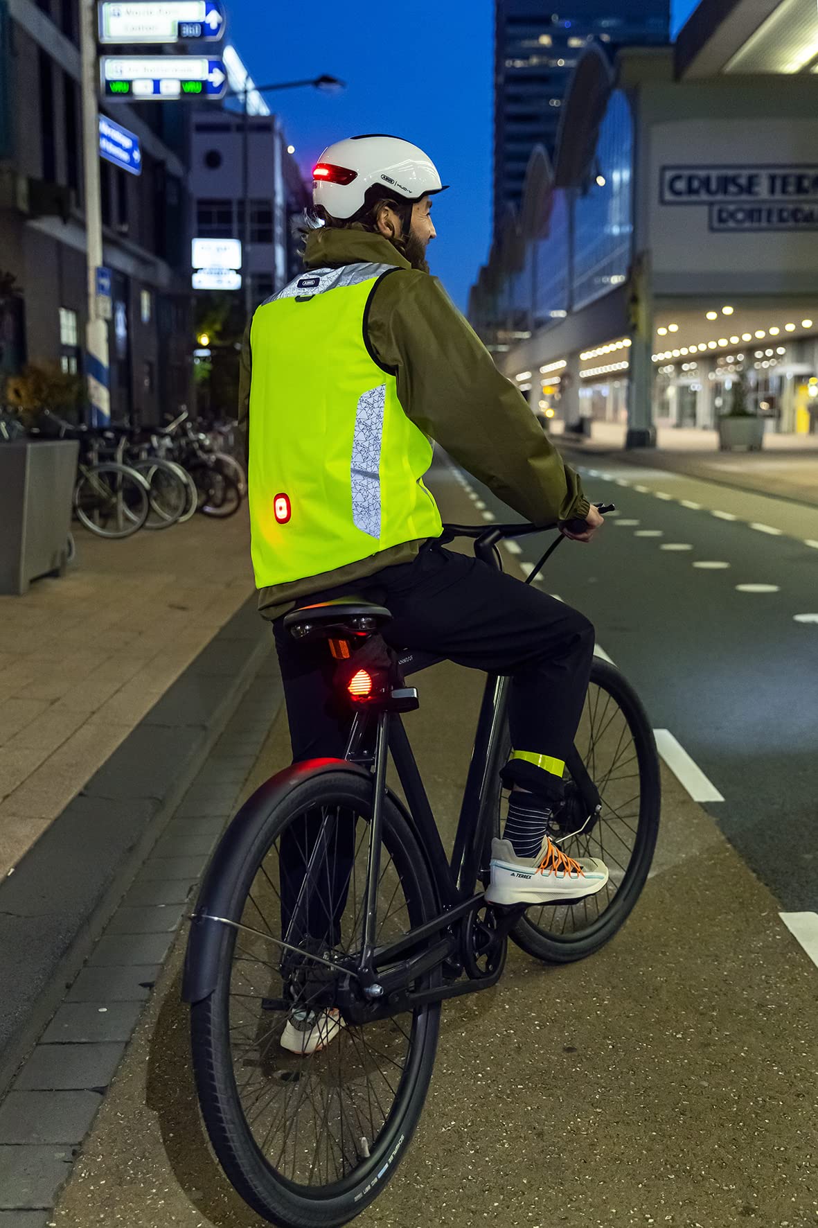 ABUS Urban Helm HUD-Y - mit magnetischem, aufladbarem LED-Rücklicht & Magnetverschluss - cooler Fahrradhelm für den Alltag - für Damen und Herren - Titan/Rot Matt, Größe M
