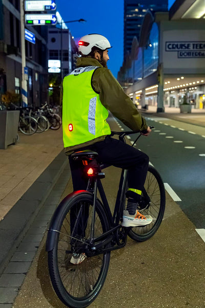 ABUS Urban Helm HUD-Y - mit magnetischem, aufladbarem LED-Rücklicht & Magnetverschluss - cooler Fahrradhelm für den Alltag - für Damen und Herren - Titan/Rot Matt, Größe M