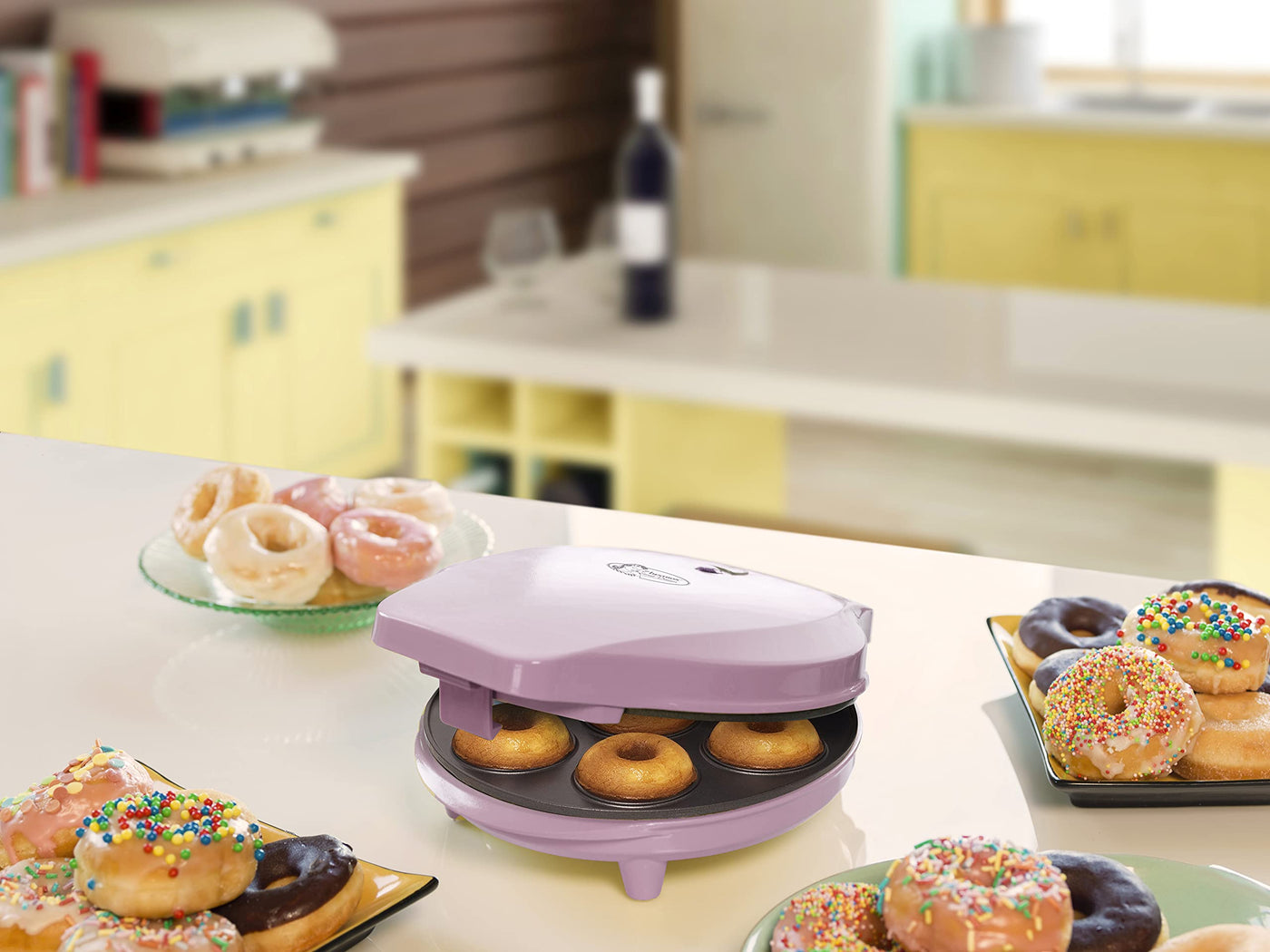 Bestron Donut Maker im Retro Design, Mini-Donut Maker für 7 kleine Donuts, inkl. Backampel & Antihaftbeschichtung, 700 Watt, Farbe: Rosa