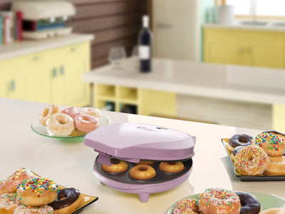 Bestron Donut Maker im Retro Design, Mini-Donut Maker für 7 kleine Donuts, inkl. Backampel & Antihaftbeschichtung, 700 Watt, Farbe: Rosa