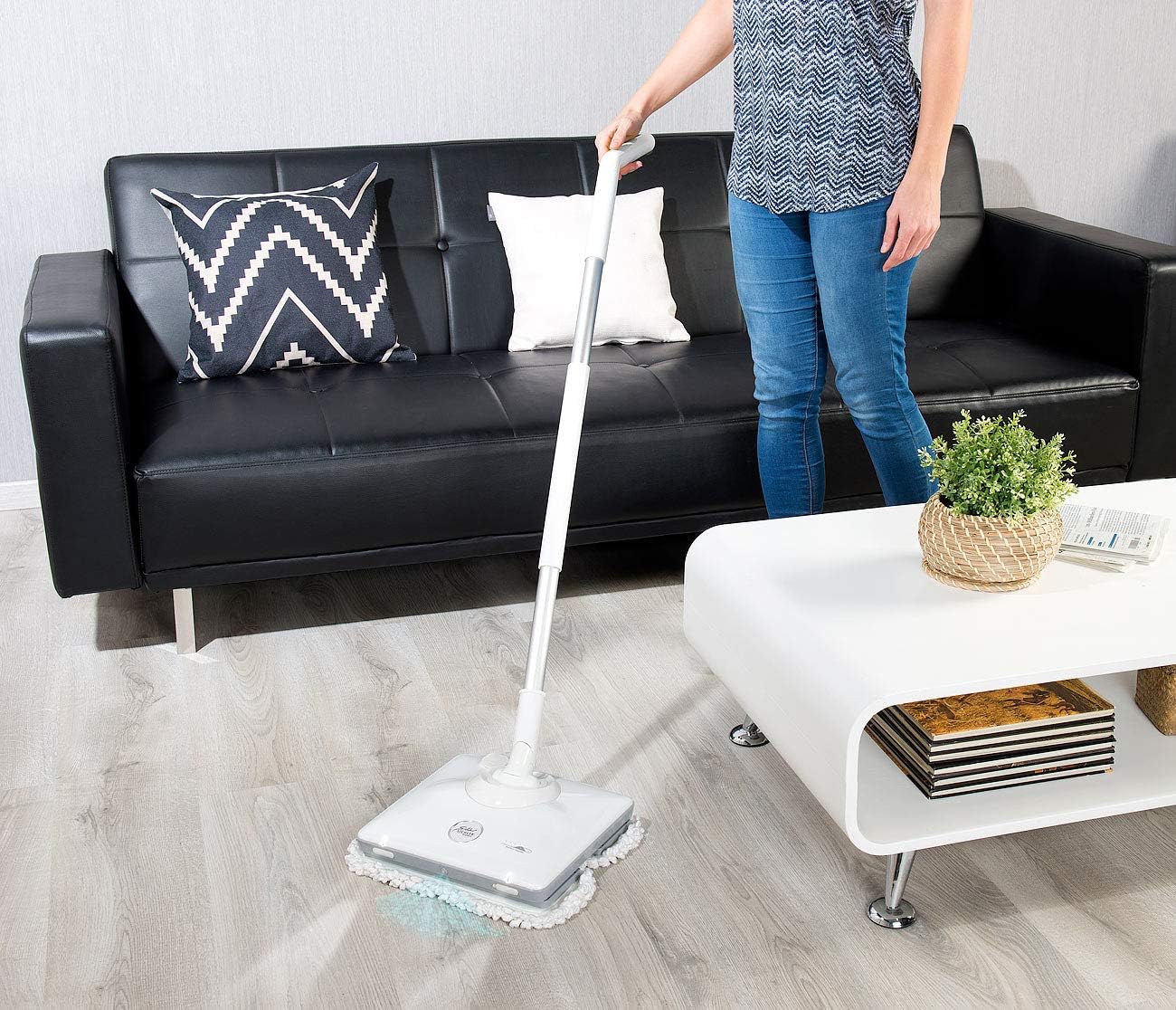 Sichler Haushaltsgeräte Akku Bodenwischer: Akku-Fußboden-Poliermaschine mit Sprüh-Funktion & LED-Licht, 900 Hz (Akku Wischmopp, Bohnermaschine, Haushaltshelfer)