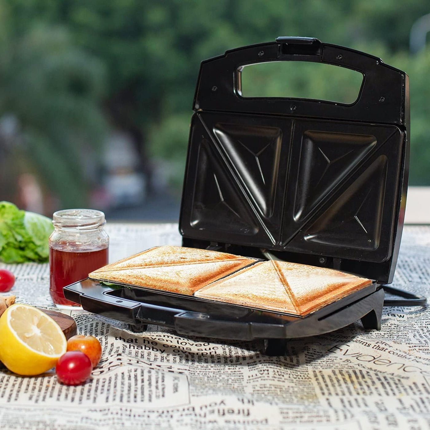 Aigostar Sandwichmaker für Dreieckige Sandwichtoasts, 800 W mit Antihaftbeschichtung, Doppelseitiges Backen bei Konstanter Temperatur, Vertikale Lagerung, Rutschfeste Füße, BPA-frei