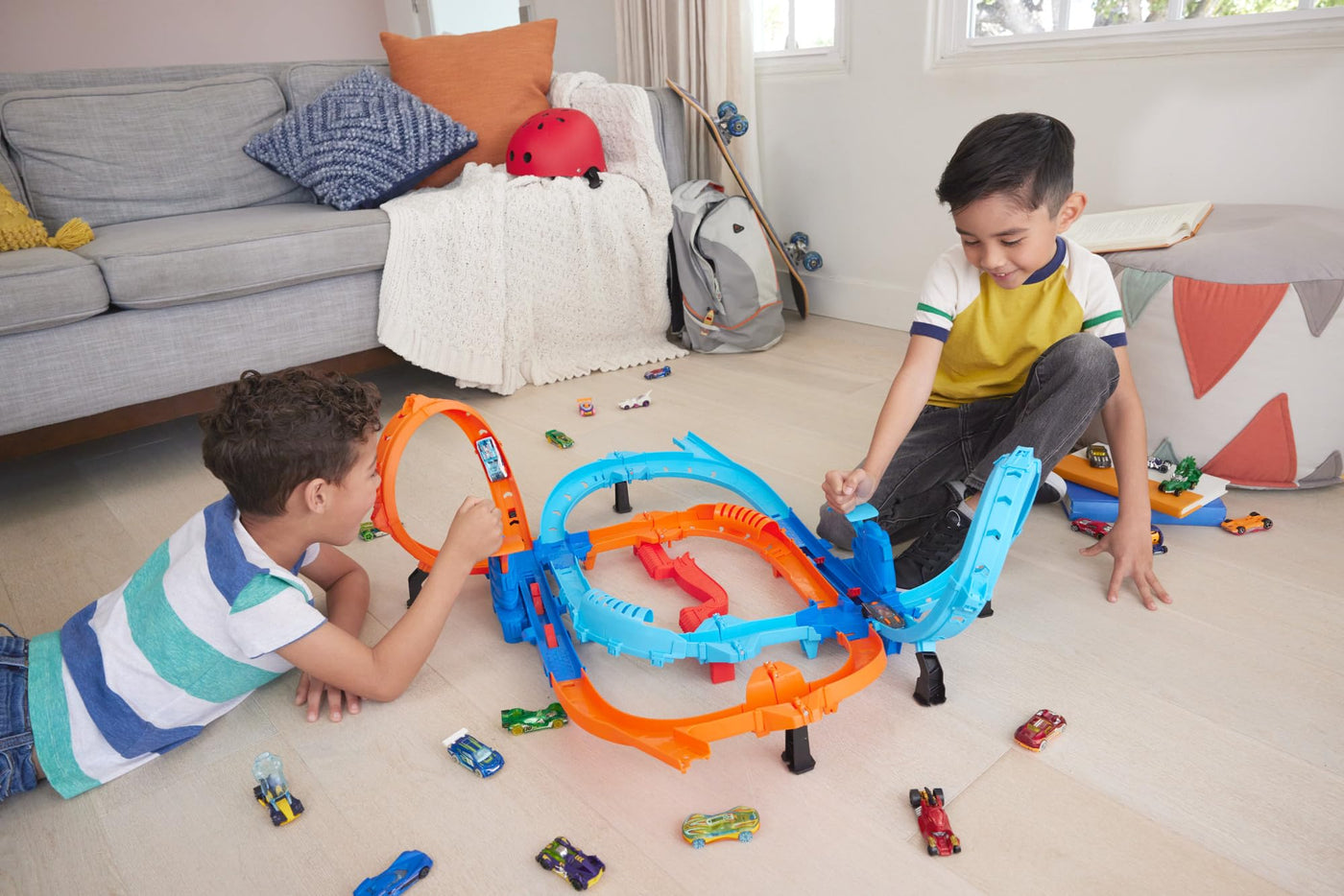 Hot Wheels Spielzeugauto Trackset, Ultra Hots Rasanter Wettkampfstart mit 2 Fahrzeugen im Maßstab 1:64, Kopf-an-Kopf-Rennen und Stunts, 2 manuell bedienbare Starter, HXR71