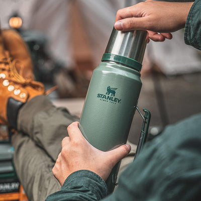 Stanley Classic Legendary Thermosflasche 1L - Thermos Hält 24 Stunden Heiß oder Kalt - Edelstahl Thermoskanne - BPA-Frei - Spülmaschinenfest - Bottomland