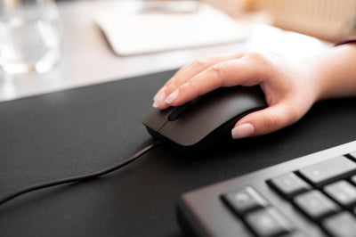 CHERRY DC 2000, Kabelgebundenes Tastatur-Maus-Set, UK-Layout (QWERTY), Plug & Play über je 1 USB-Anschluss, Flaches Design, Symmetrische Maus, Schwarz