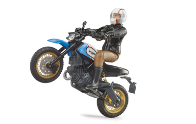 bruder 63051 - Scrambler Ducati Desert Sled mit Fahrer - 1:16 Motorrad Spielzeug-Figur Motorcross