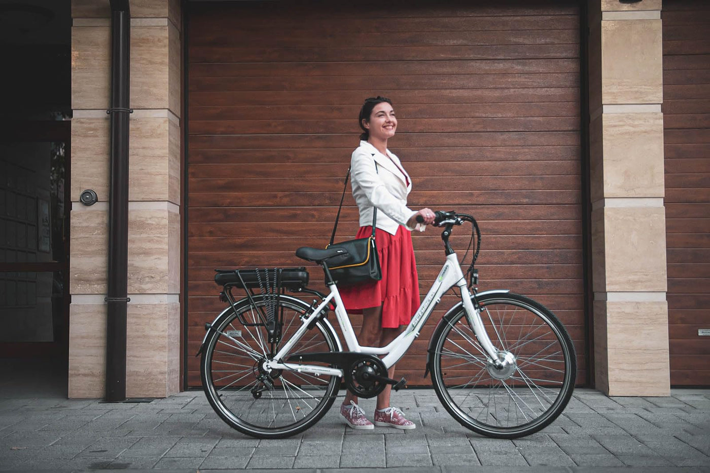 F.lli Schiano E-Moon 26 Zoll E-bike Pedelec , e bike electric Fahrrad für Herren / Damen bis 25 km/h und mit guter Reichweite , Elektrofahrräder , Damenfahrrad mit Motor Gepäckträger 36V Akku Korb