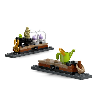 LEGO Harry Potter Schloss Hogwarts: Kräuterkundeunterricht – Spielset mit Neville Longbottom, Hermine Granger, Professor Sprout, 3 Alraunen und Gewächshaus – Geschenk für Kinder ab 8 Jahren – 76445