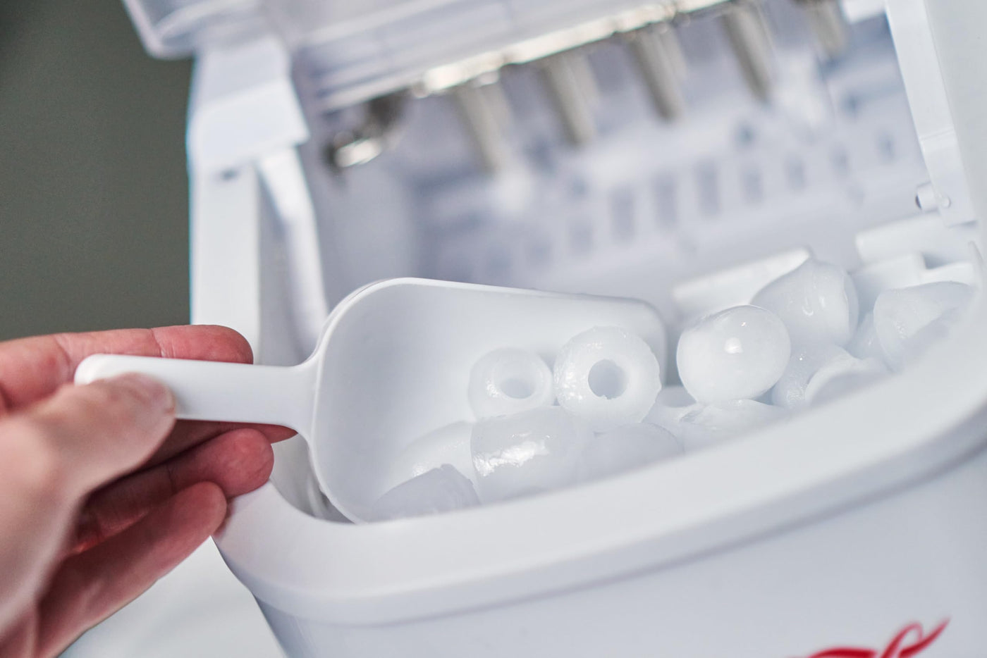 Salco Coca Cola Eiswürfelmaschine – Ice Maker mit 2 Eiswürfelgrößen – 10 kg Eiswürfel pro Tag – Retro-Design Weiß – Tragbare Eiswürfelmaschine für Cocktails, Getränke & Partys