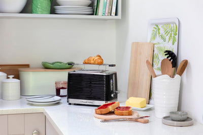 Russell Hobbs Toaster [für 2 Scheiben] Inspire Schwarz mit hochwertiger Hochglanz-Struktur (extra breite Toastschlitze, inkl. Brötchenaufsatz, 6 Bräunungsstufen + Auftau- & Aufwärmfunktion) 24371-56