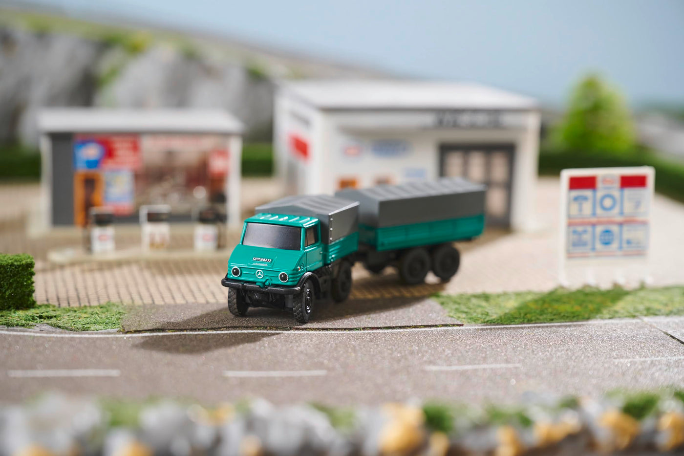 Carson 500504165 1:87 MB Unimog Forst mit Hänger 2.4GHz 100% RTR - Fahrfertiges Modell, RC Auto, H0 Auto,RC Modell,Diorama Fahrzeug