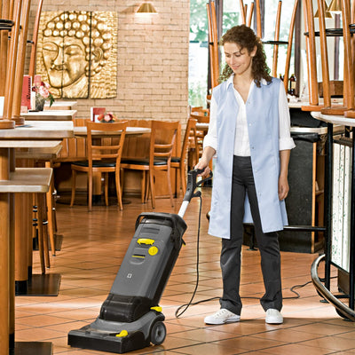 Kärcher BR 30/4 C, kompakte Scheuersaugmaschine für Flächen von bis zu 200 m², kraftvolle Reinigung von Hartböden, Flächen sind sofort trocken und wieder begehbar