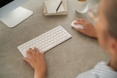 Rapoo 9600M kabelloses Tastatur-Maus Set Wireless Deskset 1300 DPI Sensor wiederaufladbarer Akku flaches Aluminium Design DE-Layout QWERTZ PC & Mac - weiß