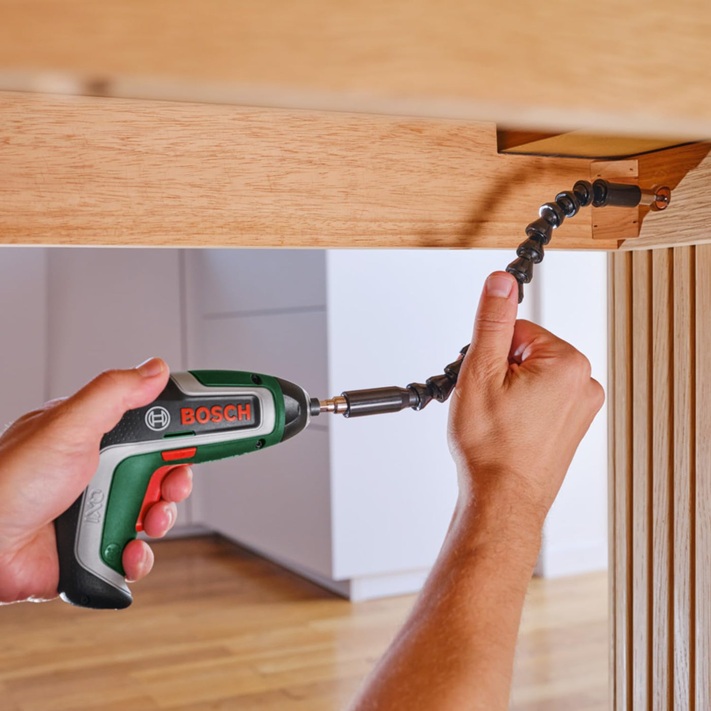 Bosch Kompakter Akku-Schrauber IXO, Flexi-Set (für flexibles Schrauben; 7. Generation; 3,6 V; 2,0 Ah; mit flexibler Erweiterung und Micro-USB-Kabel; Biegung bis 180°; 10 x Bit)