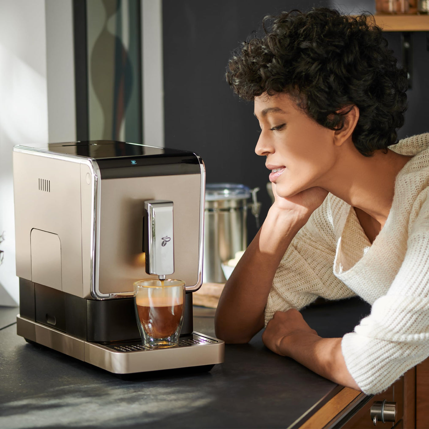 Tchibo Kaffeevollautomat Esperto Caffè für Caffè Crema und Espresso, Metallic Sand - INKLUSIVE Kaffeeprobierset GRATIS