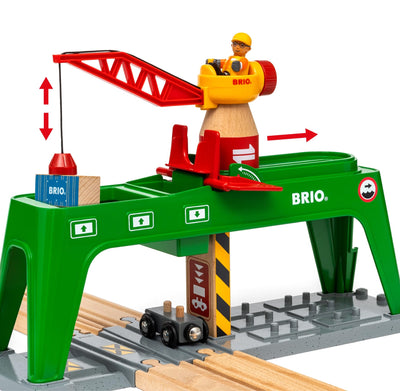 BRIO World 33996 Bahn Verlade Terminal - Mit beweglichem Kran zum Umladen von Gütern auf die Schiene, Straße und das Schiff - Empfohlen für Kinder ab 3 Jahren