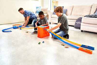 Hot Wheels Bahn Track Builder, Autorennbahn Bauset für Hot Wheels Autos, inkl. 2 Spielzeugautos, Spurwechsler, steile Kurven, Crashzone, Auto Spielzeug, Spielzeug ab 4 Jahre, GGP93